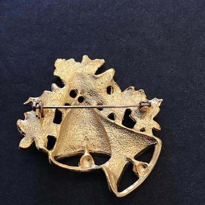 Very nice vintage Christmas brooch