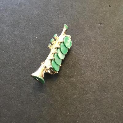 Very cute vintage, trumpet brooch