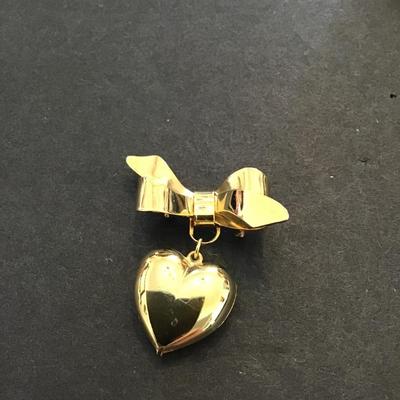 Very cute vintage goldtone heart and bow brooch