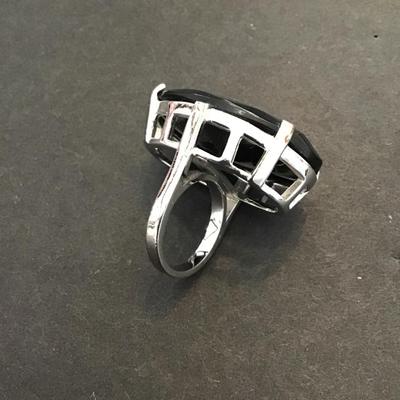 Very nice chunky glass rhinestone fashion ring