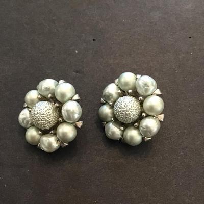Sale Photo Thumbnail #146: Beautiful vintage, fashion, statement earrings. Please see attached photos.