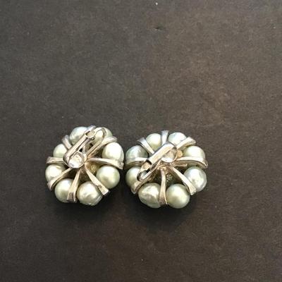 Sale Photo Thumbnail #148: Beautiful vintage, fashion, statement earrings. Please see attached photos.