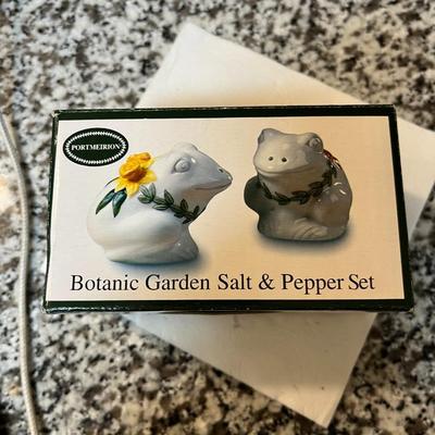 Sale Photo Thumbnail #267: Portmeirion Botanic Garden Frog Salt & Pepper Shaker Set in Box