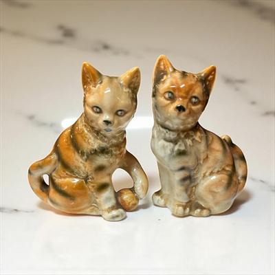 Sale Photo Thumbnail #270: Cats Salt and Pepper Shaker Set  Made in  Japan