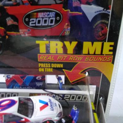 Sale Photo Thumbnail #155: 2000 Pit Crew with Sound Racing Champions 1:64 Scale #94001 / 2000 Stock Rods Racing Chapions 1:64 Scale 96700