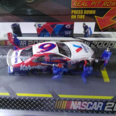 Sale Photo Thumbnail #154: 2000 Pit Crew with Sound Racing Champions 1:64 Scale #94001 / 2000 Stock Rods Racing Chapions 1:64 Scale 96700