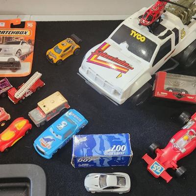 Sale Photo Thumbnail #126: Huge Vintage Hot Wheels Lot w/ Carrying case & other Race cars

Will receive all items as is.