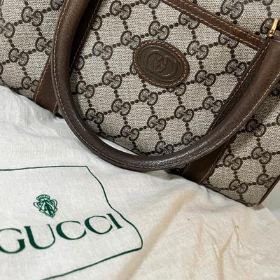 Lot 11 Gucci Purse w/ bag