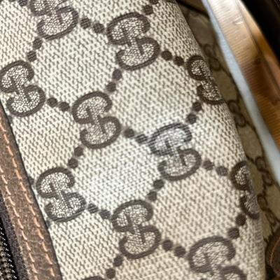 Lot 11 Gucci Purse w/ bag