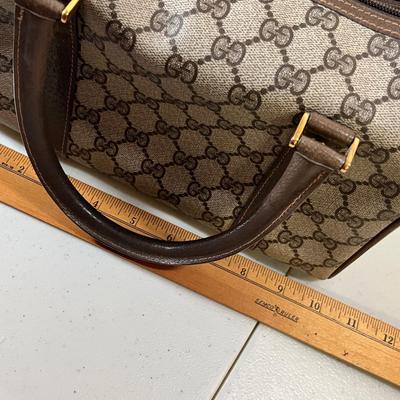 Lot 11 Gucci Purse w/ bag