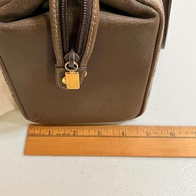 Lot 11 Gucci Purse w/ bag