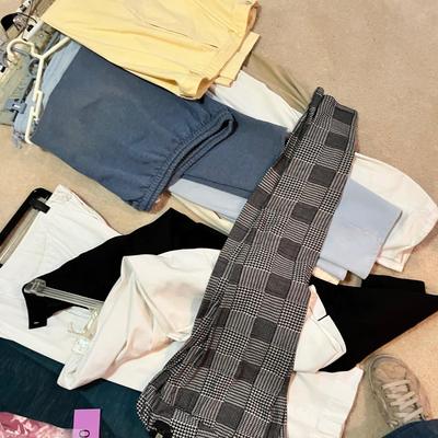 Lot 20 Women's pants