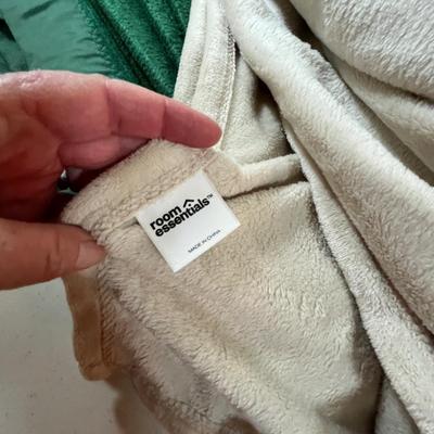 Lot 25 Sheets & blankets