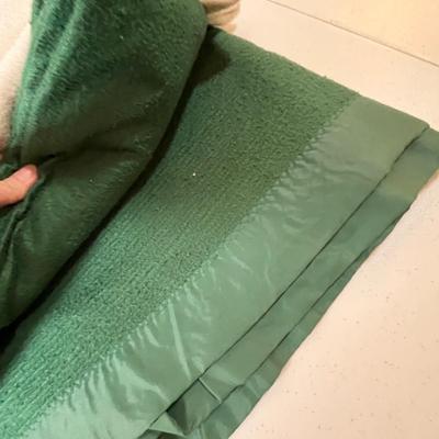 Lot 25 Sheets & blankets