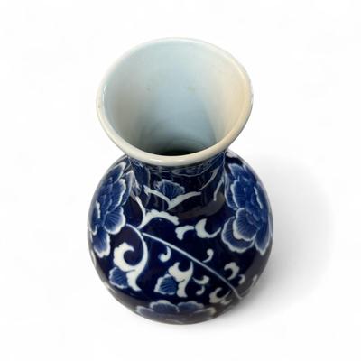 Sale Photo Thumbnail #313: Chinese Blue and White Porcelain Vase with a Flora Design.    Approximately 7.5" Tall