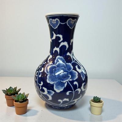 Sale Photo Thumbnail #315: Chinese Blue and White Porcelain Vase with a Flora Design.    Approximately 7.5" Tall