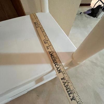 Lot 50 Rubbermade Small Shelf