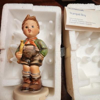 Collection of 10 M.J. Goebel Hummel Figurines
