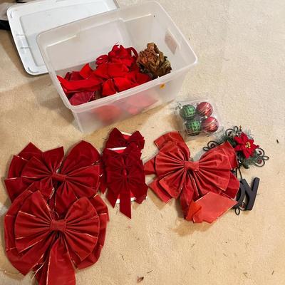 Lot 71 Large tub of bows