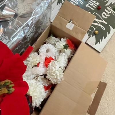 Lot 74 Christmas Decor
