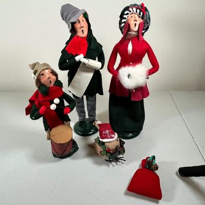 Lot 81 Byer's Choice Choir vintage 1980s!!!