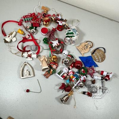 Lot 82 Christmas vintage ornaments