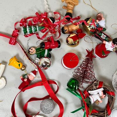 Lot 82 Christmas vintage ornaments