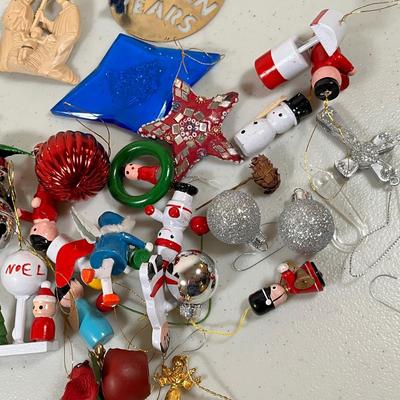 Lot 82 Christmas vintage ornaments