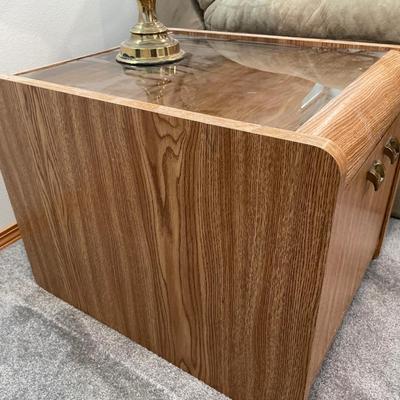 2 vintage end tables with brass lamps