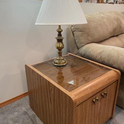 2 vintage end tables with brass lamps