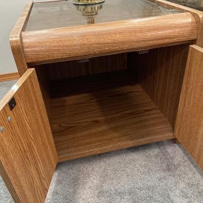 2 vintage end tables with brass lamps