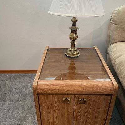 2 vintage end tables with brass lamps