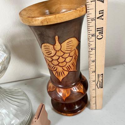 Lot 92 Oil Lamp & mertle wood vase