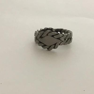 Unmarked silver tone fashion ring