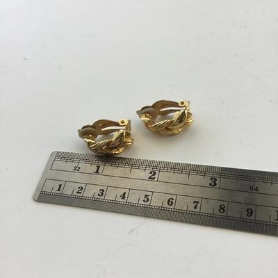 Gold tone unmarked clip on vintage earrings