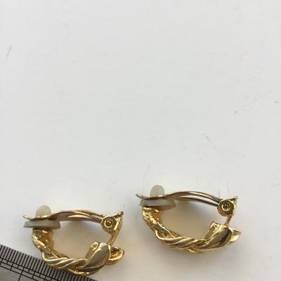 Gold tone unmarked clip on vintage earrings