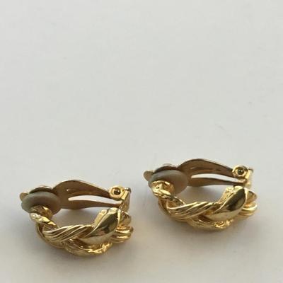 Gold tone unmarked clip on vintage earrings