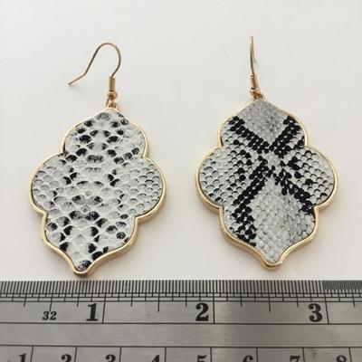 Gold tone beautiful fashion earrings