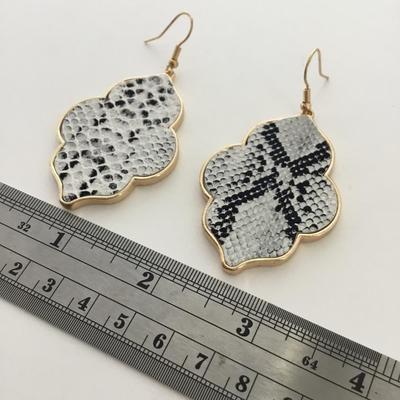 Gold tone beautiful fashion earrings