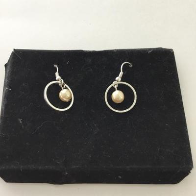 Unmarked fashion earrings