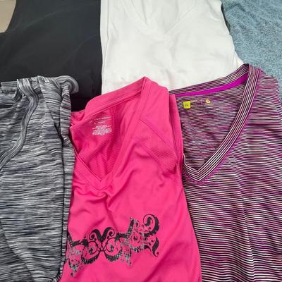 9 Women’s T-shirts XL-1X