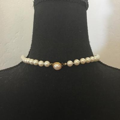 Beautiful vintage faux pearl classic necklace