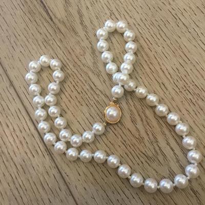 Beautiful vintage faux pearl classic necklace