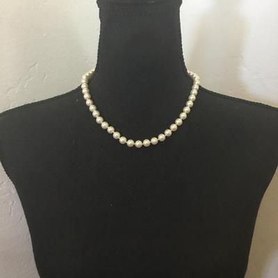 Beautiful vintage faux pearl classic necklace
