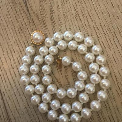 Beautiful vintage faux pearl classic necklace