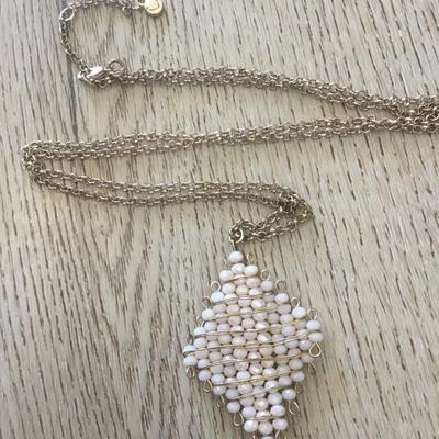 Beautiful vintage, gold tone, light pearly, glass bead, wire, wrapped triangle pendant necklace very pretty