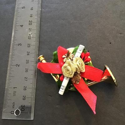 Very nice vintage Christmas Avon musical French horn, brooch, musical working