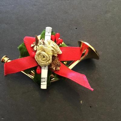 Very nice vintage Christmas Avon musical French horn, brooch, musical working