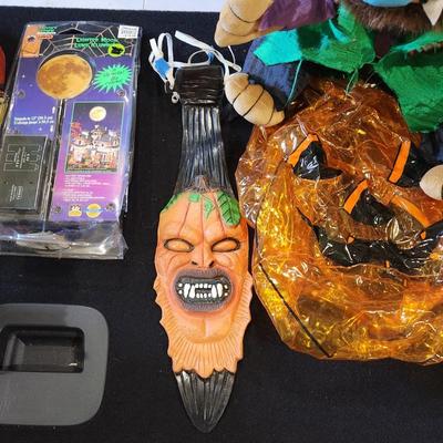 Sale Photo Thumbnail #382: Retro Halloween Mask Basket Tie Lot

Will receive all items pictured as is