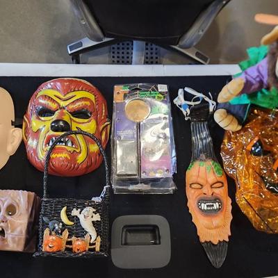 Sale Photo Thumbnail #380: Retro Halloween Mask Basket Tie Lot

Will receive all items pictured as is